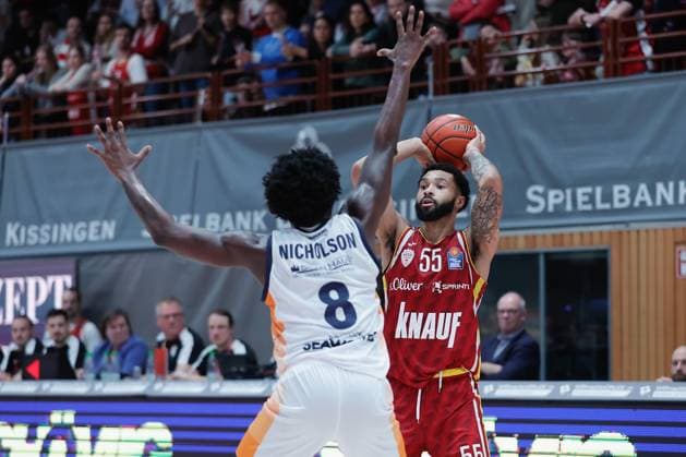 Im Bild: v.li. Kassim Nicholson (Rostock Seawolves, 8) gegen David Muenkat (Wuerzburg Baskets, 55) 09.11.2025, Basketball, Fitness First Wuerzburg Baskets vs. Rostock Seawolves, easyCredit BBL, 7. Spieltag, Deutschland, Wuerzburg, tectake-Arena, Copyright: HMBxMedia xJulienxBecker