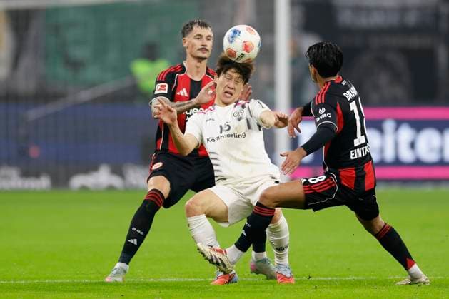 v.l.n.r.: Robin Koch (Eintracht Frankfurt, 4), Jae-sung Lee (1.FSV Mainz 05, 7) and Mahmoud Dahoud (Eintracht Frankfurt, 18), 09.11.2025, Football, 1. Bundesliga, Eintracht Frankfurt - 1. FSV Mainz 05, GER, Frankfurt am Main, Deutsche Bank Park, DFL REGULATIONS PROHIBIT ANY USE OF PHOTOGRAPHS AS IMAGE SEQUENCES AND OR QUASI-VIDEO. Copyright: HMBxMedia xHeikoxBecker