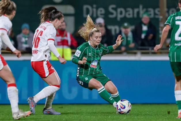 v.li.: Annabel Schasching (RB Leipzig, 16) und Ricarda Walkling (SV Werder Bremen, 13) im Zweikampf, Duell, Dynamik, Aktion, Action, Spielszene, DIE DFB-RICHTLINIEN UNTERSAGEN JEGLICHE NUTZUNG VON FOTOS ALS SEQUENZBILDER UND ODER VIDEOÄHNLICHE FOTOSTRECKEN. DFB REGULATIONS PROHIBIT ANY USE OF PHOTOGRAPHS AS IMAGE SEQUENCES AND OR QUASI-VIDEO., 09.11.2025, Bremen (Deutschland), Fussball, Google Pixel Frauen-Bundesliga, SV Werder Bremen - RB Leipzig