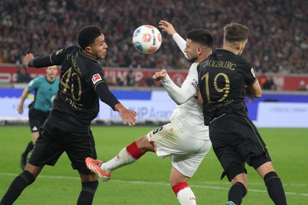 09.11.25 VfB Stuttgart - FC Augsburg Deutschland, Stuttgart, 09.11.2025, Fussball, Bundesliga, Saison 2025 2026, VfB Stuttgart - FC Augsburg: Deniz Undav, VfB, Mitte, erzielt das 2:2, links Dominic Banks, rechts Robin Fellhauer, beide Augsburg .