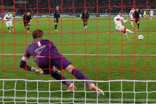 09.11.25 VfB Stuttgart - FC Augsburg Deutschland, Stuttgart, 09.11.2025, Fussball, Bundesliga, Saison 2025 2026, VfB Stuttgart - FC Augsburg: Maximilian Mittelstädt, rechts, VfB, verwandelt den Strafstoß zum 1:1. links TW Finn Dahmen, Augsburg.