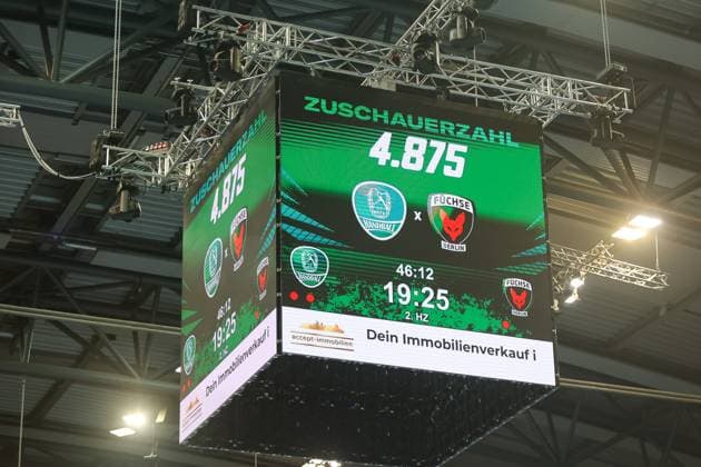 Anzeigetafel mit Zuschauerzahl, 4875 Zuschauer, Zwischenstand, SC DHfK Leipzig vs Fuechse Berlin, Handball, 1. Bundesliga, 11. Spieltag, Saison 2025 2026, 09.11.2025, SC DHfK Leipzig vs Fuechse Berlin, Handball, 1. Bundesliga, 11. Spieltag, Saison 2025 2026, 09.11.2025 Leipzig Copyright: xEibner-Pressefoto LauraxRoemerx EP_LRR