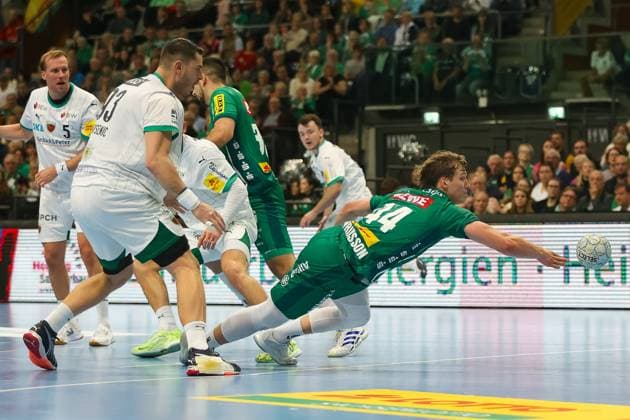 Blaer Hinriksson (SC DHfK Leipzig, 44) faellt nach Foul, greift nach dem Ball, SC DHfK Leipzig vs Fuechse Berlin, Handball, 1. Bundesliga, 11. Spieltag, Saison 2025 2026, 09.11.2025, SC DHfK Leipzig vs Fuechse Berlin, Handball, 1. Bundesliga, 11. Spieltag, Saison 2025 2026, 09.11.2025 Leipzig Copyright: xEibner-Pressefoto LauraxRoemerx EP_LRR