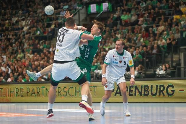Caspar Gauer (SC DHfK Leipzig, 25) gefoult durch Mijajlo Marsenic (Fuechse Berlin, 93), Foul, Zweikampf, Duell, Kampf, SC DHfK Leipzig vs Fuechse Berlin, Handball, 1. Bundesliga, 11. Spieltag, Saison 2025 2026, 09.11.2025, SC DHfK Leipzig vs Fuechse Berlin, Handball, 1. Bundesliga, 11. Spieltag, Saison 2025 2026, 09.11.2025 Leipzig Copyright: xEibner-Pressefoto LauraxRoemerx EP_LRR