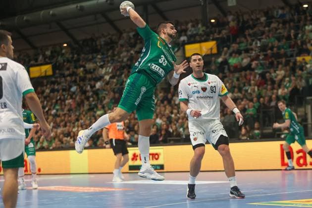Luka Rogan (SC DHfK Leipzig, 33) wirft den Ball im Sprung, SC DHfK Leipzig vs Fuechse Berlin, Handball, 1. Bundesliga, 11. Spieltag, Saison 2025 2026, 09.11.2025, SC DHfK Leipzig vs Fuechse Berlin, Handball, 1. Bundesliga, 11. Spieltag, Saison 2025 2026, 09.11.2025 Leipzig Copyright: xEibner-Pressefoto LauraxRoemerx EP_LRR