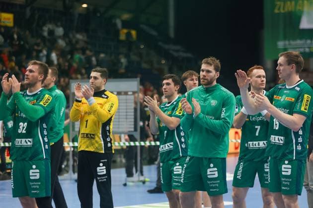 Mannschaft um Domenico Ebner (SC DHfK Leipzig, 1) traurig, enttaeuscht, enttäuscht, niedergeschlagen nach der Niederlage, Dank an die fans, Applaus, Endstand 26:34, SC DHfK Leipzig vs Fuechse Berlin, Handball, 1. Bundesliga, 11. Spieltag, Saison 2025 2026, 09.11.2025, SC DHfK Leipzig vs Fuechse Berlin, Handball, 1. Bundesliga, 11. Spieltag, Saison 2025 2026, 09.11.2025 Leipzig Copyright: xEibner-Pressefoto LauraxRoemerx EP_LRR