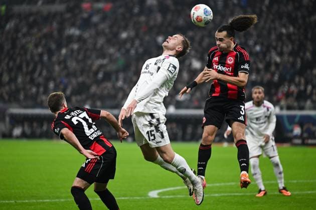 Lennard Maloney ( 1.FSV Mainz 05, 15) im Zweikampf mit Arthur Theate (Eintracht Frankfurt, 03), davor Mario Götze (Eintracht Frankfurt, 27), GER, Eintracht Frankfurt vs 1. FSV Mainz 05. Fussball, 1. Bundesliga, 10. Spieltag, Spielzeit 2025 2026, 09.11.2025. DFL REGULATIONS PROHIBIT ANY USE OF PHOTOGRAPHS AS IMAGE SEQUENCES AND OR QUASI-VIDEO GER, Eintracht Frankfurt vs 1. FSV Mainz 05. Fussball, 1. Bundesliga, 10. Spieltag, Spielzeit 2025 2026, 09.11.2025. Frankfurt am Main Copyright: xEibner-Pressefoto FlorianxWiegandx EP_FWD