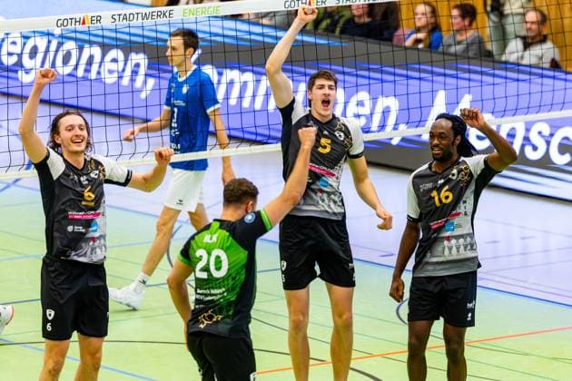 09.11.2025, GER, Volleyball, Saison 2025 2026, Maenner, DVV Pokal, Achtelfinale, Blue Volleys Gotha - Barock Volleys MTV Ludwigsburg Ben-Simon Bonin (Barock Volleys MTV Ludwigsburg), Jan Huber (Barock Volleys MTV Ludwigsburg), Nyherowo Omene (Barock Volleys MTV Ludwigsburg), Jeffrey Klok (Barock Volleys MTV Ludwigsburg) 99867 Gotha Sporthalle Sportanlage Ernesti Thüringen Deutschland