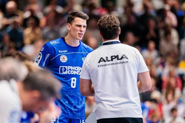 v.l. Frederik Simak (TBV Lemgo Lippe, 08), Florian Kehrmann (TBV Lemgo Lippe, Trainer) GER, TBV Lemgo Lippe vs. TSV Hannover-Burgdorf, Handball, 1. Bundesliga, 11. Spieltag, Spielzeit 2025 2026, 09.11.2025 GER, TBV Lemgo Lippe vs. TSV Hannover-Burgdorf, Handball, 1. Bundesliga, 11. Spieltag, Spielzeit 2025 2026, 09.11.2025 Lemgo Copyright: xEibner-Pressefoto JanxRollingerx EP_JSK