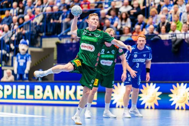 August Baskar Pedersen (TSV Hannover-Burgdorf, 17) beim Siebenmeter 7 Meter Wurf GER, TBV Lemgo Lippe vs. TSV Hannover-Burgdorf, Handball, 1. Bundesliga, 11. Spieltag, Spielzeit 2025 2026, 09.11.2025 GER, TBV Lemgo Lippe vs. TSV Hannover-Burgdorf, Handball, 1. Bundesliga, 11. Spieltag, Spielzeit 2025 2026, 09.11.2025 Lemgo Copyright: xEibner-Pressefoto JanxRollingerx EP_JSK