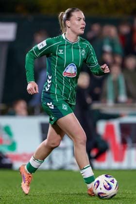 Juliane Wirtz (SV Werder Bremen, 28) am Ball, Freisteller, Einzelbild, Ganzkörper, Aktion, Action, Spielszene, DIE DFB-RICHTLINIEN UNTERSAGEN JEGLICHE NUTZUNG VON FOTOS ALS SEQUENZBILDER UND ODER VIDEOÄHNLICHE FOTOSTRECKEN. DFB REGULATIONS PROHIBIT ANY USE OF PHOTOGRAPHS AS IMAGE SEQUENCES AND OR QUASI-VIDEO., 09.11.2025, Bremen (Deutschland), Fussball, Google Pixel Frauen-Bundesliga, SV Werder Bremen - RB Leipzig