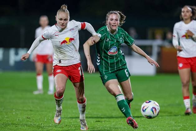 v.li.: Victoria Krug (RB Leipzig, 20) und Reena Wichmann (SV Werder Bremen, 6) im Zweikampf, Duell, Dynamik, Aktion, Action, Spielszene, DIE DFB-RICHTLINIEN UNTERSAGEN JEGLICHE NUTZUNG VON FOTOS ALS SEQUENZBILDER UND ODER VIDEOÄHNLICHE FOTOSTRECKEN. DFB REGULATIONS PROHIBIT ANY USE OF PHOTOGRAPHS AS IMAGE SEQUENCES AND OR QUASI-VIDEO., 09.11.2025, Bremen (Deutschland), Fussball, Google Pixel Frauen-Bundesliga, SV Werder Bremen - RB Leipzig