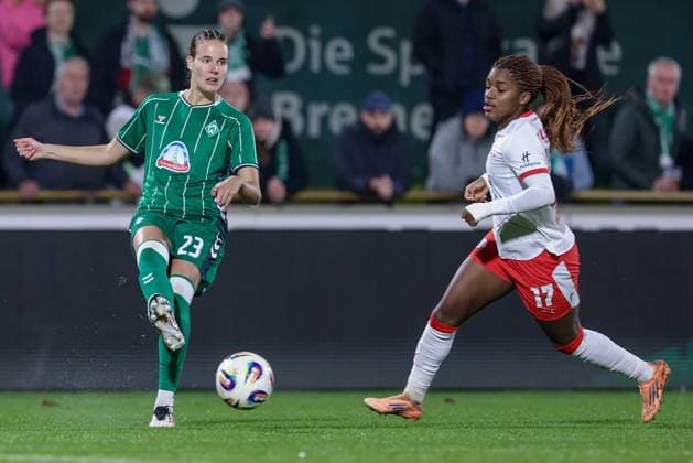 v.li.: Hanna Nemeth (SV Werder Bremen, 23) und Delice Boboy (RB Leipzig, 17) im Zweikampf, Duell, Dynamik, Aktion, Action, Spielszene, DIE DFB-RICHTLINIEN UNTERSAGEN JEGLICHE NUTZUNG VON FOTOS ALS SEQUENZBILDER UND ODER VIDEOÄHNLICHE FOTOSTRECKEN. DFB REGULATIONS PROHIBIT ANY USE OF PHOTOGRAPHS AS IMAGE SEQUENCES AND OR QUASI-VIDEO., 09.11.2025, Bremen (Deutschland), Fussball, Google Pixel Frauen-Bundesliga, SV Werder Bremen - RB Leipzig