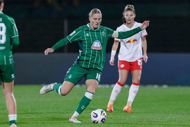 Lina Hausicke (SV Werder Bremen, 18) am Ball, Einzelbild, Ganzkörper, Aktion, Action, Spielszene, DIE DFB-RICHTLINIEN UNTERSAGEN JEGLICHE NUTZUNG VON FOTOS ALS SEQUENZBILDER UND ODER VIDEOÄHNLICHE FOTOSTRECKEN. DFB REGULATIONS PROHIBIT ANY USE OF PHOTOGRAPHS AS IMAGE SEQUENCES AND OR QUASI-VIDEO., 09.11.2025, Bremen (Deutschland), Fussball, Google Pixel Frauen-Bundesliga, SV Werder Bremen - RB Leipzig