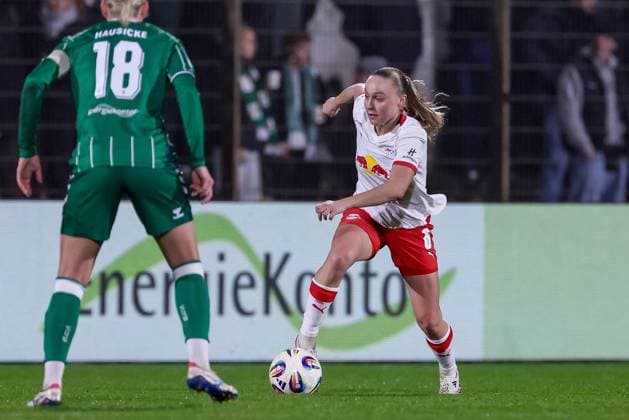 Lou-Ann Joly (RB Leipzig, 6) am Ball, Einzelbild, Ganzkörper, Aktion, Action, Spielszene, DIE DFB-RICHTLINIEN UNTERSAGEN JEGLICHE NUTZUNG VON FOTOS ALS SEQUENZBILDER UND ODER VIDEOÄHNLICHE FOTOSTRECKEN. DFB REGULATIONS PROHIBIT ANY USE OF PHOTOGRAPHS AS IMAGE SEQUENCES AND OR QUASI-VIDEO., 09.11.2025, Bremen (Deutschland), Fussball, Google Pixel Frauen-Bundesliga, SV Werder Bremen - RB Leipzig