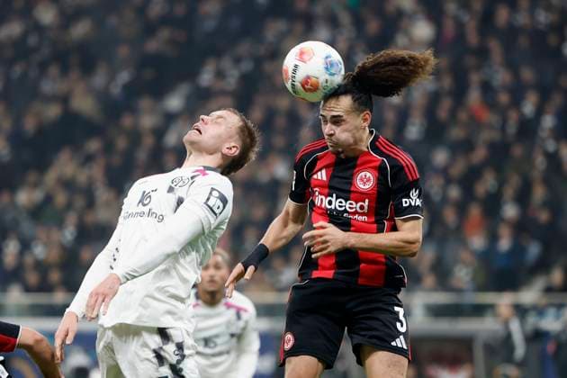 v.l.n.r.: Lennard Maloney (1.FSV Mainz 05, 15) and Arthur Theate (Eintracht Frankfurt, 3), 09.11.2025, Football, 1. Bundesliga, Eintracht Frankfurt - 1. FSV Mainz 05, GER, Frankfurt am Main, Deutsche Bank Park, DFL REGULATIONS PROHIBIT ANY USE OF PHOTOGRAPHS AS IMAGE SEQUENCES AND OR QUASI-VIDEO. Copyright: HMBxMedia xHeikoxBecker