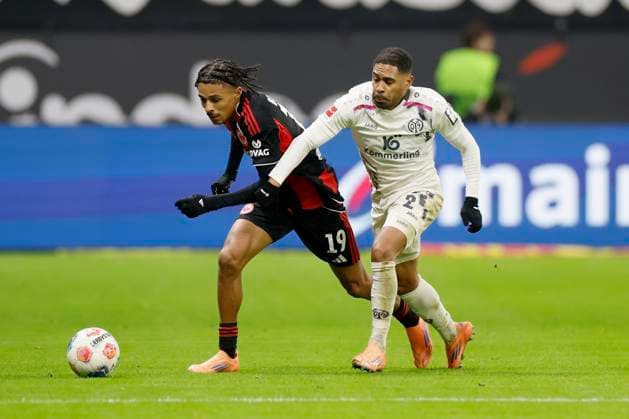 v.l.n.r.: Jean-Matteo Bahoya (Eintracht Frankfurt, 19) and Phillipp Mwene (1.FSV Mainz 05, 2), 09.11.2025, Football, 1. Bundesliga, Eintracht Frankfurt - 1. FSV Mainz 05, GER, Frankfurt am Main, Deutsche Bank Park, DFL REGULATIONS PROHIBIT ANY USE OF PHOTOGRAPHS AS IMAGE SEQUENCES AND OR QUASI-VIDEO. Copyright: HMBxMedia xHeikoxBecker