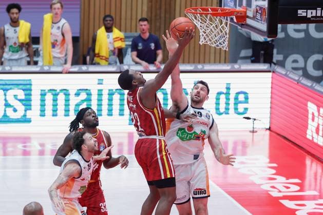 Im Bild: v.li. Johnathan Stove (Wuerzburg Baskets, 22) gegen Owen Klassen (Rostock Seawolves, 22) 09.11.2025, Basketball, Fitness First Wuerzburg Baskets vs. Rostock Seawolves, easyCredit BBL, 7. Spieltag, Deutschland, Wuerzburg, tectake-Arena, Copyright: HMBxMedia xJulienxBecker