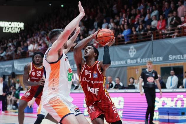 Im Bild: v.li. Owen Klassen (Rostock Seawolves, 22) gegen Marcus Carr(Wuerzburg Baskets, 5) 09.11.2025, Basketball, Fitness First Wuerzburg Baskets vs. Rostock Seawolves, easyCredit BBL, 7. Spieltag, Deutschland, Wuerzburg, tectake-Arena, Copyright: HMBxMedia xJulienxBecker