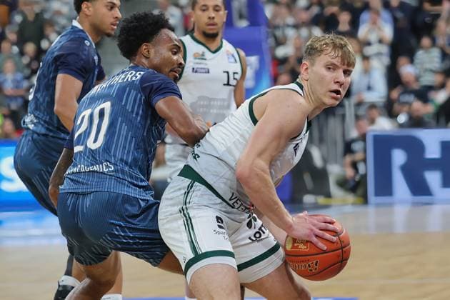 v. li. im Zweikampf, Michael Weathers (MLP Academics Heidelberg, 20), Jorke Aav(Vet-Concept Gladiators Trier, 3) GER, MLP Academics Heidelberg vs. Vet-Concept Gladiators Trier, Basketball, easycredit Basketball Bundesliga, 7.Spieltag, Saison, 2025 2026, 09.11.2025 GER, MLP Academics Heidelberg vs. Vet-Concept Gladiators Trier, Basketball, easycredit Basketball Bundesliga, 7.Spieltag, Saison, 2025 2026, 09.11.2025 Heidelberg Copyright: xEibner-Pressefoto JoergxHirschx EP_JHH