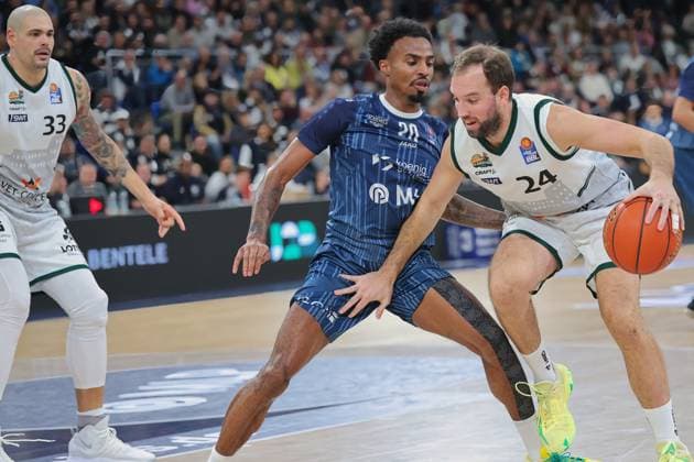 v. li. im Zweikampf, Michael Weathers (MLP Academics Heidelberg, 20), JJ. Mann (Vet-Concept Gladiators Trier, 24) GER, MLP Academics Heidelberg vs. Vet-Concept Gladiators Trier, Basketball, easycredit Basketball Bundesliga, 7.Spieltag, Saison, 2025 2026, 09.11.2025 GER, MLP Academics Heidelberg vs. Vet-Concept Gladiators Trier, Basketball, easycredit Basketball Bundesliga, 7.Spieltag, Saison, 2025 2026, 09.11.2025 Heidelberg Copyright: xEibner-Pressefoto JoergxHirschx EP_JHH