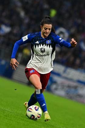 Fußball I Frauen I Saison 2025-2026 I Bundesliga I 10. Spieltag I Hamburger SV - 1. FC Nürnberg I 09.11.2025 Einzelfoto, Freisteller, Einzelbild, Cut-out, isoliertes Motiv, Sportaufnahme, Nahaufnahme, freigestellt, freigestellte Aufnahme, Aufnahme, Einzeln: Vildan Kardesler (7, Hamburger SV) Hamburg Volkspark, Volksparkstadion, Stadion, Volkspark-Stadion Hamburg Deutschland Copyright: xLobeca FelixxSchlikisx