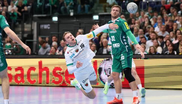 Leipzig, 09.11.2025, Arena Leipzig, Handball, Bundesliga, 11.Spieltag , SC DHfK Leipzig vs. Füchse Berlin , Im Bild von links; Mathias Gidsel ( 19, Berlin), Franz Semper (32, Leipzig) , Nur zur redaktionellen Nutzung. Only editorial use. , DHB HBL regulations prohibit any use of photographs as image sequences and or quasi-video. ,