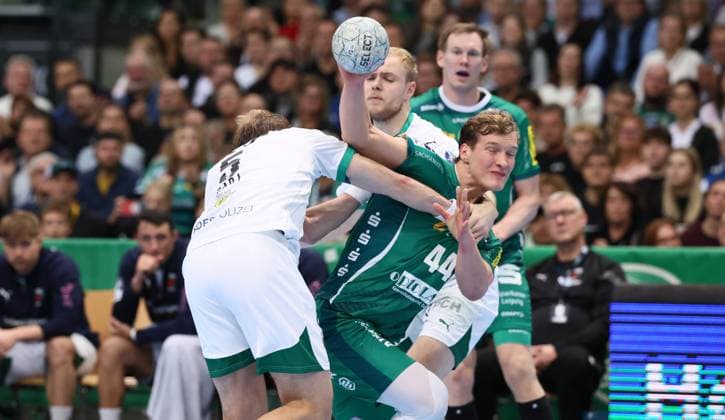 Leipzig, 09.11.2025, Arena Leipzig, Handball, Bundesliga, 11.Spieltag , SC DHfK Leipzig vs. Füchse Berlin , Im Bild von links; Max Darj ( 5, Berlin), Blaer Hinriksson (44, Leipzig). , Nur zur redaktionellen Nutzung. Only editorial use. , DHB HBL regulations prohibit any use of photographs as image sequences and or quasi-video. ,