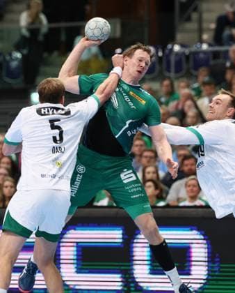 Leipzig, 09.11.2025, Arena Leipzig, Handball, Bundesliga, 11.Spieltag , SC DHfK Leipzig vs. Füchse Berlin , Im Bild von links; Max Darj ( 5, Berlin), Adam Lönn Loenn (15, Leipzig), Mathias Gidsel ( 19, Berlin). , Nur zur redaktionellen Nutzung. Only editorial use. , DHB HBL regulations prohibit any use of photographs as image sequences and or quasi-video. ,