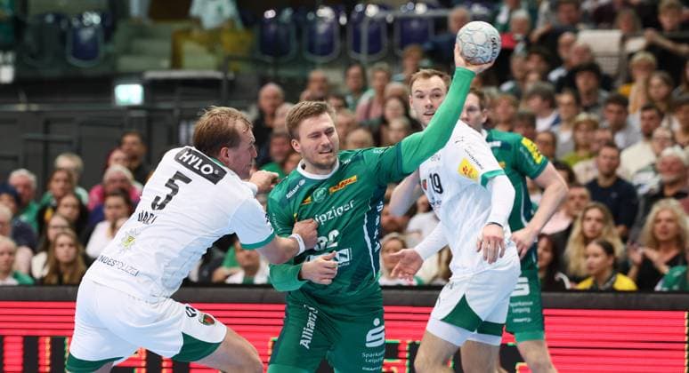 Leipzig, 09.11.2025, Arena Leipzig, Handball, Bundesliga, 11.Spieltag , SC DHfK Leipzig vs. Füchse Berlin , Im Bild von links; Max Darj ( 5, Berlin), Franz Semper (32, Leipzig), Mathias Gidsel ( 19, Berlin). , Nur zur redaktionellen Nutzung. Only editorial use. , DHB HBL regulations prohibit any use of photographs as image sequences and or quasi-video. ,