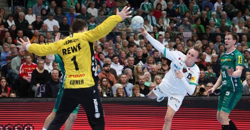 Leipzig, 09.11.2025, Arena Leipzig, Handball, Bundesliga, 11.Spieltag , SC DHfK Leipzig vs. Füchse Berlin 26:34 (12:15) , Im Bild; Torwart Domenico Ebner (1, Leipzig), Tobias Schjölberg Gröndahl Schjoelberg Groendahl ( 15, Berlin), Adam Lönn Loenn (15, Leipzig). , Nur zur redaktionellen Nutzung. , Only editorial use. , DHB HBL regulations prohibit any use of photographs as image sequences and or quasi-video. ,