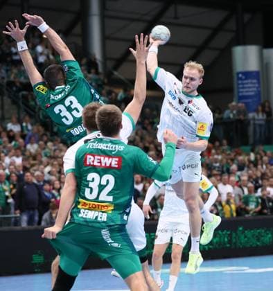 Leipzig, 09.11.2025, Arena Leipzig, Handball, Bundesliga, 11.Spieltag , SC DHfK Leipzig vs. Füchse Berlin 26:34 (12:15) , Im Bild von links; Luka Rogan (33, Leipzig), Matthes Langhoff ( 25, Berlin). , Nur zur redaktionellen Nutzung. , Only editorial use. , DHB HBL regulations prohibit any use of photographs as image sequences and or quasi-video. ,