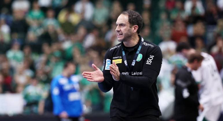 Leipzig, 09.11.2025, Arena Leipzig, Handball, Bundesliga, 11.Spieltag , SC DHfK Leipzig vs. Füchse Berlin 26:34 (12:15) , Im Bild; Trainer Raul Alonso, DHfK Leipzig. , Nur zur redaktionellen Nutzung. , Only editorial use. , DHB HBL regulations prohibit any use of photographs as image sequences and or quasi-video. ,