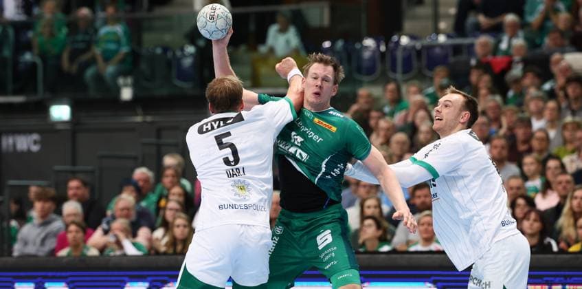 Leipzig, 09.11.2025, Arena Leipzig, Handball, Bundesliga, 11.Spieltag , SC DHfK Leipzig vs. Füchse Berlin , Im Bild von links; Max Darj ( 5, Berlin), Adam Lönn Loenn (15, Leipzig), Mathias Gidsel ( 19, Berlin) , Nur zur redaktionellen Nutzung. Only editorial use. , DHB HBL regulations prohibit any use of photographs as image sequences and or quasi-video. ,