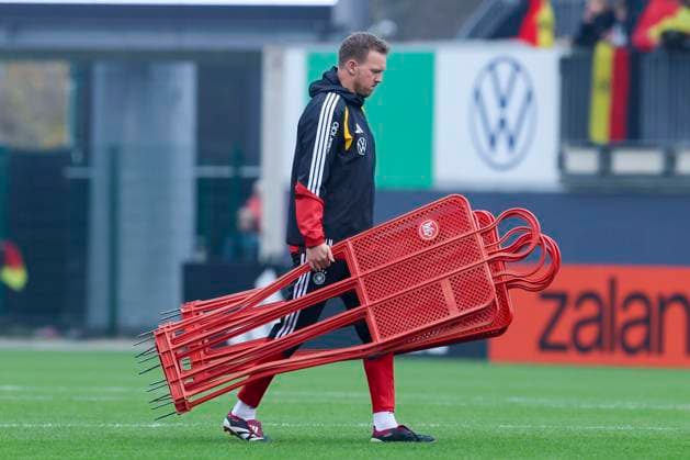 Bundestrainer Julian Nagelsmann (Germany) schaut, , Training der deutschen Fussball Nationalmannschaft, Volkswagen Arena am 10. November 2025 in Wolfsburg, Deutschland. (Foto von Marco Steinbrenner DeFodi Images) Bundestrainer Julian Nagelsmann (Germany) looks on, , Training der deutschen Fussball Nationalmannschaft, Volkswagen Arena, November 10, 2025 in Wolfsburg, Germany. (Photo by Marco Steinbrenner DeFodi Images) DFL regulations prohibit any use of photographs as image sequences and or quasi-video. National coach Julian Nagelsmann Germany looks on, , Training of the German national soccer team, Volkswagen Arena on November 10, 2025 in Wolfsburg, Germany Photo by Marco Steinbrenner DeFodi Images National coach Julian Nagelsmann Germany looks on, , Training of the German national soccer team, Volkswagen Arena, November 10, 2025 in Wolfsburg, Germany Photo by Marco Steinbrenner DeFodi Images DFL regulations prohibit any use of photographs as image sequences and or quasi video