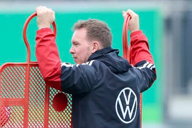 Bundestrainer Julian Nagelsmann (Germany) schaut, , Training der deutschen Fussball Nationalmannschaft, Volkswagen Arena am 10. November 2025 in Wolfsburg, Deutschland. (Foto von Marco Steinbrenner DeFodi Images) Bundestrainer Julian Nagelsmann (Germany) looks on, , Training der deutschen Fussball Nationalmannschaft, Volkswagen Arena, November 10, 2025 in Wolfsburg, Germany. (Photo by Marco Steinbrenner DeFodi Images) DFL regulations prohibit any use of photographs as image sequences and or quasi-video. National coach Julian Nagelsmann Germany looks on, , Training of the German national soccer team, Volkswagen Arena on November 10, 2025 in Wolfsburg, Germany Photo by Marco Steinbrenner DeFodi Images National coach Julian Nagelsmann Germany looks on, , Training of the German national soccer team, Volkswagen Arena, November 10, 2025 in Wolfsburg, Germany Photo by Marco Steinbrenner DeFodi Images DFL regulations prohibit any use of photographs as image sequences and or quasi video