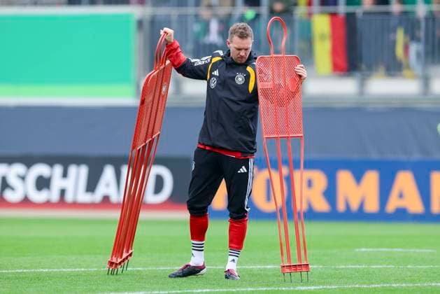 Bundestrainer Julian Nagelsmann (Germany) schaut, , Training der deutschen Fussball Nationalmannschaft, Volkswagen Arena am 10. November 2025 in Wolfsburg, Deutschland. (Foto von Marco Steinbrenner DeFodi Images) Bundestrainer Julian Nagelsmann (Germany) looks on, , Training der deutschen Fussball Nationalmannschaft, Volkswagen Arena, November 10, 2025 in Wolfsburg, Germany. (Photo by Marco Steinbrenner DeFodi Images) DFL regulations prohibit any use of photographs as image sequences and or quasi-video. National coach Julian Nagelsmann Germany looks on, , Training of the German national soccer team, Volkswagen Arena on November 10, 2025 in Wolfsburg, Germany Photo by Marco Steinbrenner DeFodi Images National coach Julian Nagelsmann Germany looks on, , Training of the German national soccer team, Volkswagen Arena, November 10, 2025 in Wolfsburg, Germany Photo by Marco Steinbrenner DeFodi Images DFL regulations prohibit any use of photographs as image sequences and or quasi video