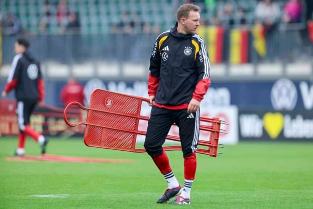Bundestrainer Julian Nagelsmann (Germany) schaut, , Training der deutschen Fussball Nationalmannschaft, Volkswagen Arena am 10. November 2025 in Wolfsburg, Deutschland. (Foto von Marco Steinbrenner DeFodi Images) Bundestrainer Julian Nagelsmann (Germany) looks on, , Training der deutschen Fussball Nationalmannschaft, Volkswagen Arena, November 10, 2025 in Wolfsburg, Germany. (Photo by Marco Steinbrenner DeFodi Images) DFL regulations prohibit any use of photographs as image sequences and or quasi-video. National coach Julian Nagelsmann Germany looks on, , Training of the German national soccer team, Volkswagen Arena on November 10, 2025 in Wolfsburg, Germany Photo by Marco Steinbrenner DeFodi Images National coach Julian Nagelsmann Germany looks on, , Training of the German national soccer team, Volkswagen Arena, November 10, 2025 in Wolfsburg, Germany Photo by Marco Steinbrenner DeFodi Images DFL regulations prohibit any use of photographs as image sequences and or quasi video