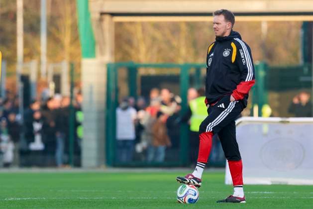 Bundestrainer Julian Nagelsmann (Germany) kontrolliert den Ball, , Training der deutschen Fussball Nationalmannschaft, Volkswagen Arena am 10. November 2025 in Wolfsburg, Deutschland. (Foto von Marco Steinbrenner DeFodi Images) Bundestrainer Julian Nagelsmann (Germany) controls the ball, , Training der deutschen Fussball Nationalmannschaft, Volkswagen Arena, November 10, 2025 in Wolfsburg, Germany. (Photo by Marco Steinbrenner DeFodi Images) DFL regulations prohibit any use of photographs as image sequences and or quasi-video. National coach Julian Nagelsmann Germany controls the ball, , Training of the German national soccer team, Volkswagen Arena, November 10, 2025 in Wolfsburg, Germany Photo by Marco Steinbrenner DeFodi Images National coach Julian Nagelsmann Germany controls the ball, , Training of the German national soccer team, Volkswagen Arena, November 10, 2025 in Wolfsburg, Germany Photo by Marco Steinbrenner DeFodi Images DFL regulations prohibit any use of photographs as image sequences and or quasi video