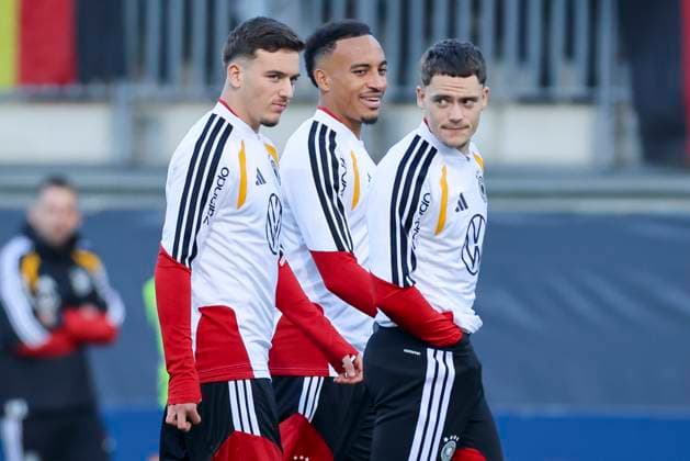 Said El Mala (Germany), Jamie Leweling (Germany) und Florian Wirtz (Germany) unterhalten sich, , Training der deutschen Fussball Nationalmannschaft, Volkswagen Arena am 10. November 2025 in Wolfsburg, Deutschland. (Foto von Marco Steinbrenner DeFodi Images) Said El Mala (Germany), Jamie Leweling (Germany) und Florian Wirtz (Germany) talk together, , Training der deutschen Fussball Nationalmannschaft, Volkswagen Arena, November 10, 2025 in Wolfsburg, Germany. (Photo by Marco Steinbrenner DeFodi Images) DFL regulations prohibit any use of photographs as image sequences and or quasi-video. Said El Mala Germany , Jamie Leweling Germany and Florian Wirtz Germany talk together, , training of the German national soccer team, Volkswagen Arena on November 10, 2025 in Wolfsburg, Germany Photo by Marco Steinbrenner DeFodi Images Said El Mala Germany , Jamie Leweling Germany and Florian Wirtz Germany talk together, , Training of the German national soccer team, Volkswagen Arena, November 10, 2025 in Wolfsburg, Germany Photo by Marco Steinbrenner DeFodi Images DFL regulations prohibit any use of photographs as image sequences and or quasi video