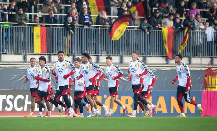 Fußball, Herren, Saison 2025 26, Training der deutschen Nationalmannschaft in Wolfsburg im AOK-Stadion, v. l. Jamie Leweling (Deutschland), Nathaniel Brown (Deutschland), Torwart Noah Atubolu (Deutschland), Torwart Finn Dahmen (Deutschland), Kevin Schade (Deutschland), Said El Mala (Deutschland), Torwart Alexander Nübel (Deutschland), Felix Nmecha (Deutschland), 10.11. 2025, Copyright: xSebastianxRäppold MatthiasxKochx