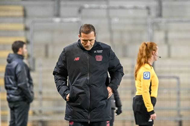 Roberto Paetzold (Bayer 04 Leverkusen, Cheftrainer) mit neutraler Emotion. GER, SC Freiburg - Bayer 04 Leverkuse, Frauen-Fussball, Google Pixel Frauen-Bundesliga, 10. Spieltag, Saison 2025 2026, 10.11.2025 DFB REGULATIONS PROHIBIT ANY USE OF PHOTOGRAPHS AS IMAGE SEQUENCES AND OR QUASI-VIDEO GER, SC Freiburg - Bayer 04 Leverkuse, Frauen-Fussball, Google Pixel Frauen-Bundesliga, 10. Spieltag, Saison 2025 2026, 10.11.2025 Freiburg Copyright: xEibner-Pressefoto ThomasxHessx EP_THS