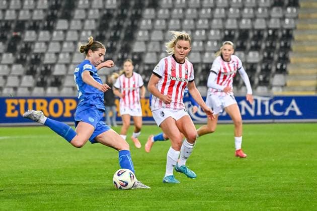 Caroline Kehrer (Bayer 04 Leverkusen, 09) am Ball vor Greta Stegemann (SC Freiburg Frauen, 16) GER, SC Freiburg - Bayer 04 Leverkuse, Frauen-Fussball, Google Pixel Frauen-Bundesliga, 10. Spieltag, Saison 2025 2026, 10.11.2025 DFB REGULATIONS PROHIBIT ANY USE OF PHOTOGRAPHS AS IMAGE SEQUENCES AND OR QUASI-VIDEO GER, SC Freiburg - Bayer 04 Leverkuse, Frauen-Fussball, Google Pixel Frauen-Bundesliga, 10. Spieltag, Saison 2025 2026, 10.11.2025 Freiburg Copyright: xEibner-Pressefoto ThomasxHessx EP_THS