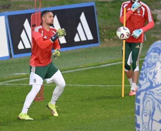 November 10, 2025, Florence, Italy: Italy goalkeeper Elia Caprile attends a training session for the upcoming FIFA World Cup, WM, Weltmeisterschaft, Fussball qualifiers matches, in Coverciano, Florence, Italy, 10 November 2025. ANSA CLAUDIO GIOVANNINI Italy Preapres For Upcoming FIFA World Cup Qualifiers - ZUMAa110 20251110_zaf_a110_037 Copyright: xClaudioxGiovanninix