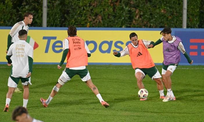 November 10, 2025, Florence, Italy: Italy players Giacomo Raspadori and Samuele Ricci attend a training session for the upcoming FIFA World Cup, WM, Weltmeisterschaft, Fussball qualifiers matches, in Coverciano, Florence, Italy, 10 November 2025. ANSA CLAUDIO GIOVANNINI Italy Preapres For Upcoming FIFA World Cup Qualifiers - ZUMAa110 20251110_zaf_a110_038 Copyright: xClaudioxGiovanninix