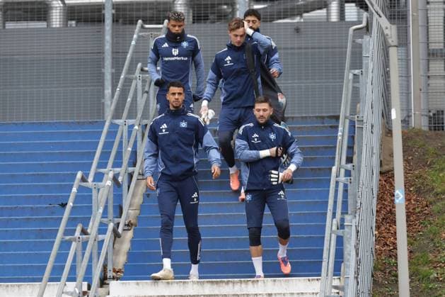 GER, xFSx ,Hamburg, HSV , 1. Bundesliga , Fussball, DFL, Hamburger SV Training , am Hamburger Volksparkstadion , 10.11.2025 , v.l. Ransford Koenigsderffer (Hamburger SV ,11), Robert Glatzel (Hamburger SV ,9) , Torwart Fernando Dickes (Hamburger SV ,41) , Torwart Daniel Heuer Fernandes (Hamburger SV ,1) DFL regulations prohibit any use of photographs as image sequences and or quasi-video. Copyright: HMBxMedia FernandoxSoares