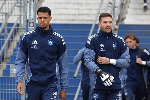 GER, xFSx ,Hamburg, HSV , 1. Bundesliga , Fussball, DFL, Hamburger SV Training , am Hamburger Volksparkstadion , 10.11.2025 , v.l. Robert Glatzel (Hamburger SV ,9) , Torwart Daniel Heuer Fernandes (Hamburger SV ,1) DFL regulations prohibit any use of photographs as image sequences and or quasi-video. Copyright: HMBxMedia FernandoxSoares