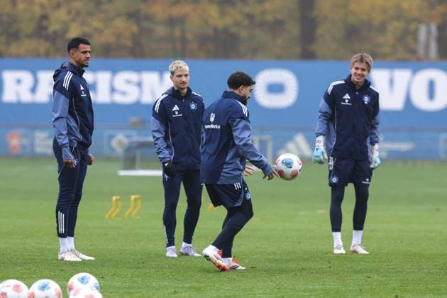 GER, xFSx ,Hamburg, HSV , 1. Bundesliga , Fussball, DFL, Hamburger SV Training , am Hamburger Volksparkstadion , 10.11.2025 , v.l. Robert Glatzel (Hamburger SV ,9) , Noah Katterbach (Hamburger SV ,3) , Immanuel Pherai (Hamburger SV ,10) , Colin Poppelbaum (Hamburge SV) DFL regulations prohibit any use of photographs as image sequences and or quasi-video. Copyright: HMBxMedia FernandoxSoares