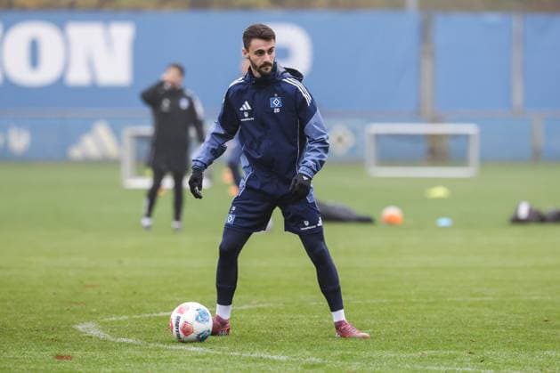 GER, xFSx ,Hamburg, HSV , 1. Bundesliga , Fussball, DFL, Hamburger SV Training , am Hamburger Volksparkstadion , 10.11.2025 , v.l. Fabio Daniel Ferreira Vieira (Hamburger SV ,20) DFL regulations prohibit any use of photographs as image sequences and or quasi-video. Copyright: HMBxMedia FernandoxSoares
