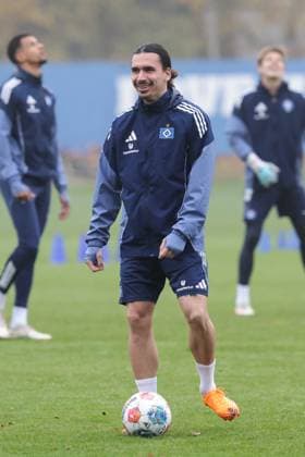 GER, xFSx ,Hamburg, HSV , 1. Bundesliga , Fussball, DFL, Hamburger SV Training , am Hamburger Volksparkstadion , 10.11.2025 , v.l. Rayan Philippe (Hamburger SV ,14) DFL regulations prohibit any use of photographs as image sequences and or quasi-video. Copyright: HMBxMedia FernandoxSoares